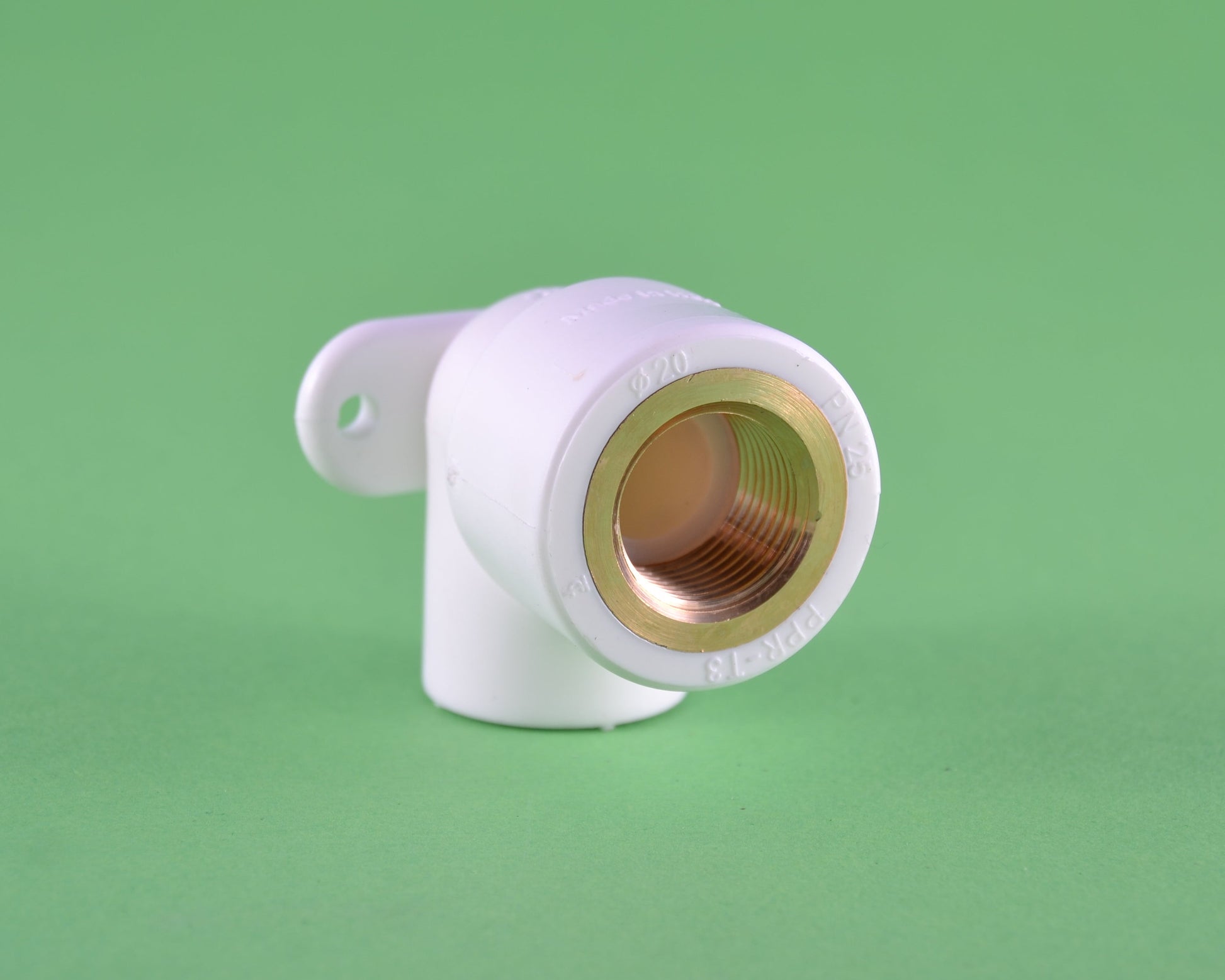 Անկյունակապ պոլիպրոպիլենային կախովի ներքին պարուրակով 20x1/2" սպիտակ Plastofer-705020